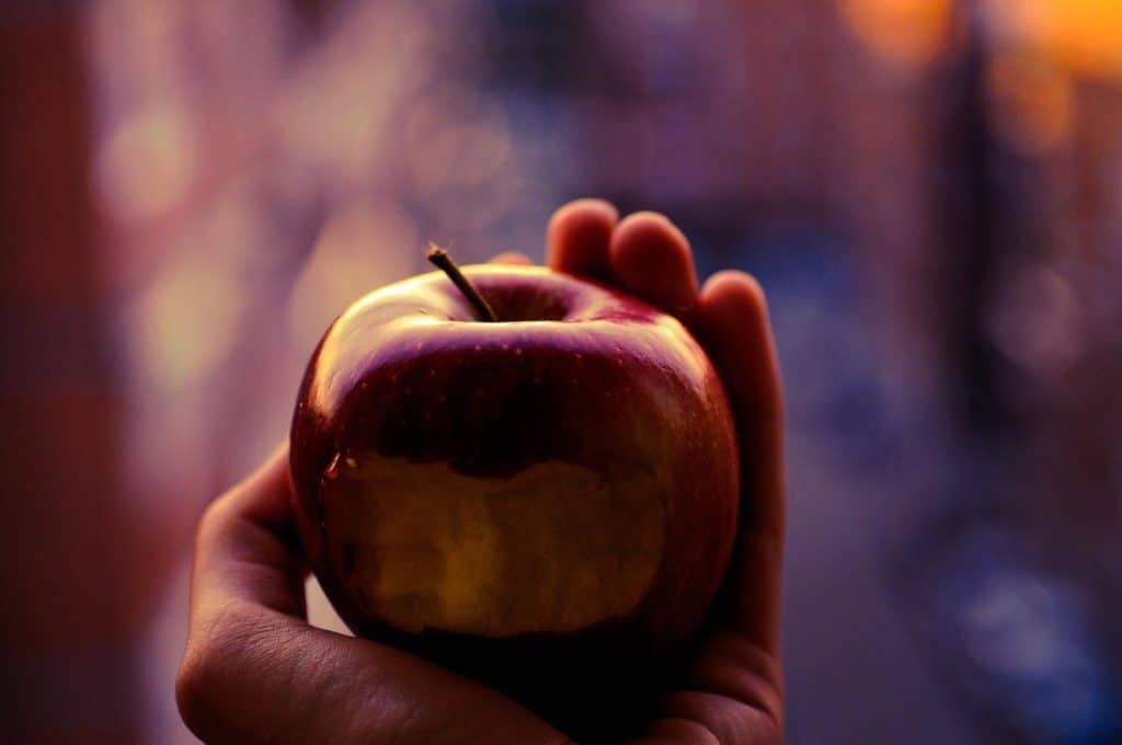 manger une pomme le soir