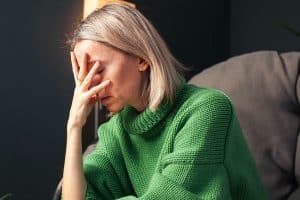 Femme stressée illustrant un article sur le CBD et le calme